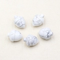 Lot de cinq pignons de pin en cristal texture marbre blanc avec veines grises - Howlite
