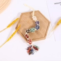 Decorazione da parete 7 chakra in pietre naturali grezze con nappe di cristallo intrecciate - Pendente in Corda Beige