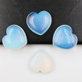 Lot de quatre pierres de cristal opale de 25 mm en forme de cœur, fini bleu clair lisse - Opale Synthétique 1pc