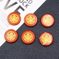 Set de 6 piedras de jaspe rojo con símbolos amarillos del árbol de la vida en fondo oscuro - Jaspe Rojo