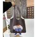 Braune Canvas-Tragetasche mit Tortenaufdruck und 3D-Hängebeinen im süßen Stil - Blauer Kirschkuchen Mit Kleinen Beinen