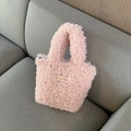 Mini borsa a mano rosa chiaro in morbido peluche con etichetta On Our Way cucita - Manico In Pelle Di Pecora Rosa Chiaro Come Da Etichetta.