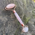 Rullo facciale a doppia testa in quarzo rosa con montatura oro rosa su pietra naturale - Quarzo rosa