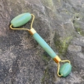 Rullo facciale in giada verde a doppia testa con montatura dorata su base in pietra - Avventurina Verde