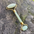 Rullo facciale in giada verde naturale a doppia testa con montatura dorata per il viso - Giada Xiu