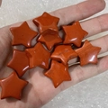 Estrellas de jaspe rojo de 25mm con acabado pulido y texturas naturales en la mano - Jaspe Rojo
