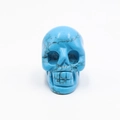 Figurine de crâne en turquoise bleue sculptée à la main avec texture minérale noire - Turquoise Bleue