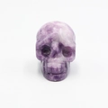 Figurine de crâne en cristal de fluorite violette sculptée à la main aux textures naturelles - Phosphosiderite