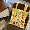 Hellgelbe Canvas-Tragetasche mit bunter 3D-Stickerei Let's think about earth für Damen - Hellgelb Buchstabenstickerei Schulter
