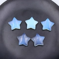 Lot de cinq étoiles en opalite de 25 mm avec une finition translucide bleu laiteux - Opale Synthétique