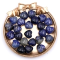 Pierres en forme de cœur en sodalite bleue polie sur un plateau doré décoratif - Sodalite Bleue