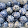 Polierte 25mm Naturstein-Kugel aus Sodaliht mit blauer Marmortextur - Blaupunktstein
