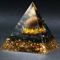 6cm Orgone Piramide van hars met zwarte kristallen, gouden lotus en interne bol - Tijgeroog Lotus Stijl