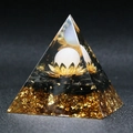 6cm Orgoniet kristallen piramide met gouden lotus en witte bol in hars gegoten - Rozenkwarts Lotus Stijl
