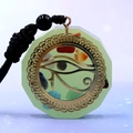 Collana ottagonale in resina verde chiaro con cristalli colorati e simbolo Occhio di Horus - Stile Pietra Luminosa