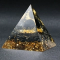6cm Orgone piramide met zwarte obsidiaan, goudfolie en een gouden lotus decoratie - Obsidiaan Lotus Stijl