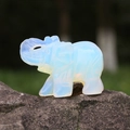 Figura de elefante de opalita tallada a mano con acabado blanco lechoso y trompa elevada - Opalo (Sintético)