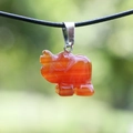 Pendente elefante in corniola rosso arancio con cordino nero e venature in pietra naturale - Agata rossa