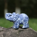 Figura de elefante en piedra sodalita azul y blanca para decoración de hogar - Piedra de Puntos Azules