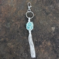 Portachiavi boho fatto a mano con pietra grezza verde chiaro in sacchetto a rete in cotone - Amazzonite