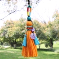 Portachiavi boho fatto a mano con nappa arancione vivace e grappolo di ametista viola - Arancione (Stile A)