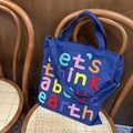 Blaue Canvas-Tasche mit bunter „Let's think about earth“-Stickerei und Schultergurt - Dunkelblau Buchstabenstickerei Crossbody