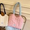 Pastellfarbene Stepptaschen mit Herzmuster in den Farben Rosa, Weiß und Hellblau - Rosa (Blauer Riemen)
