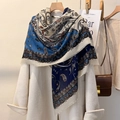 Eleganter Baumwoll-Leinen-Schal mit Paisley-Muster und Fransen auf beigem Wollmantel - Blau / 120*120cm