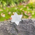 Natürlicher Bergkristall Merkaba Stern auf Fels für Energiemeditation und Deko - Bergkristall