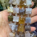 Perles facettées carrées en agate naturelle aux tons terre avec petits séparateurs en cristal - Agate Grise
