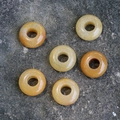 Ensemble de six perles donut en jade jaune naturel avec finition polie sur pierre - Topaze Jaune/Jade 1PC