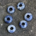 Lot de six perles donuts en sodalite bleue 6x12mm avec de larges trous et marbrures - Sodalite 1PC