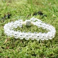 Bracciale intrecciato in nylon bianco con perline di quarzo e ciondolo Om su muschio - Cristallo di rocca