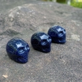 Set di tre mini teschi in pietra di sabbia blu con effetto cielo stellato scintillante - Pietra di Sole Blu (Sintetico)