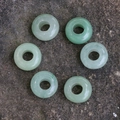 Lot de six perles donuts en pierre naturelle verte avec de larges trous pour bijoux - Aventurine Verte 1PC