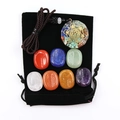 Set de sept cristaux de chakra naturels avec pierres polies et pendentif Orgonite en sac - Sac En Velours (Pierres Chakra Et Collier Orgone)