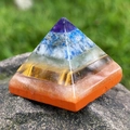 Handgemaakte Orgonite energiepiramide met lagen van veelkleurige helende kristalstenen - Zevenlaagse Gesplitste Piramide (JC1447)