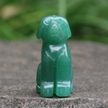 Handgesneden puppybeeldje van groene aventurijn edelsteen met een glanzende finish - Groene Aventurijn Hond