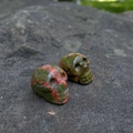 Coppia di teschi in cristallo naturale di Unakite intagliati a mano con finitura lucida - Unakite