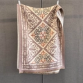 Dettaglio macro del motivo jacquard geometrico e delle frange su scialle invernale - Viola Chiaro