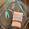 Petit sac pour téléphone rose orangé avec broderie 'JUST THAT' verte et sangle nouée - JUST Lettres / Vert & Orange