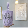 Détail du sac seau en velours côtelé lavande avec broderie florale verte et texture douce - Mauve Clair