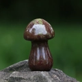 Polierte Pilzfigur aus Drachenblutstein auf einem natürlichen Felsensockel - Drachenblutstein