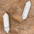 Set di due punte di cristallo howlite bianca esagonali con venature grigie su roccia - Turchese Bianco
