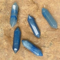 Set di 5 punte di cristallo lapislazzuli esagonali su fondo di roccia naturale - Aventurina Blu