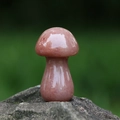Handgefertigte Pilzfigur aus Rosenquarz mit poliertem Finish auf natürlichem Steinhintergrund - Violetter Aventurin