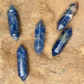 Pilastri di cristallo in sodalite blu lucido con prisma esagonale a doppia punta - Sodalite Blu