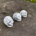 Tre teschi in turchese bianco intagliati a mano con venature grigie per decorazione - Howlite
