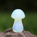Polierter Opalit Kristallpilz mit milchweißem Schimmer auf einem natürlichen Felsen - Opal (Synthetisch)