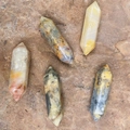 Cinque punte esagonali in diaspro bombo su sfondo di roccia naturale lucidata - Agata Pazza